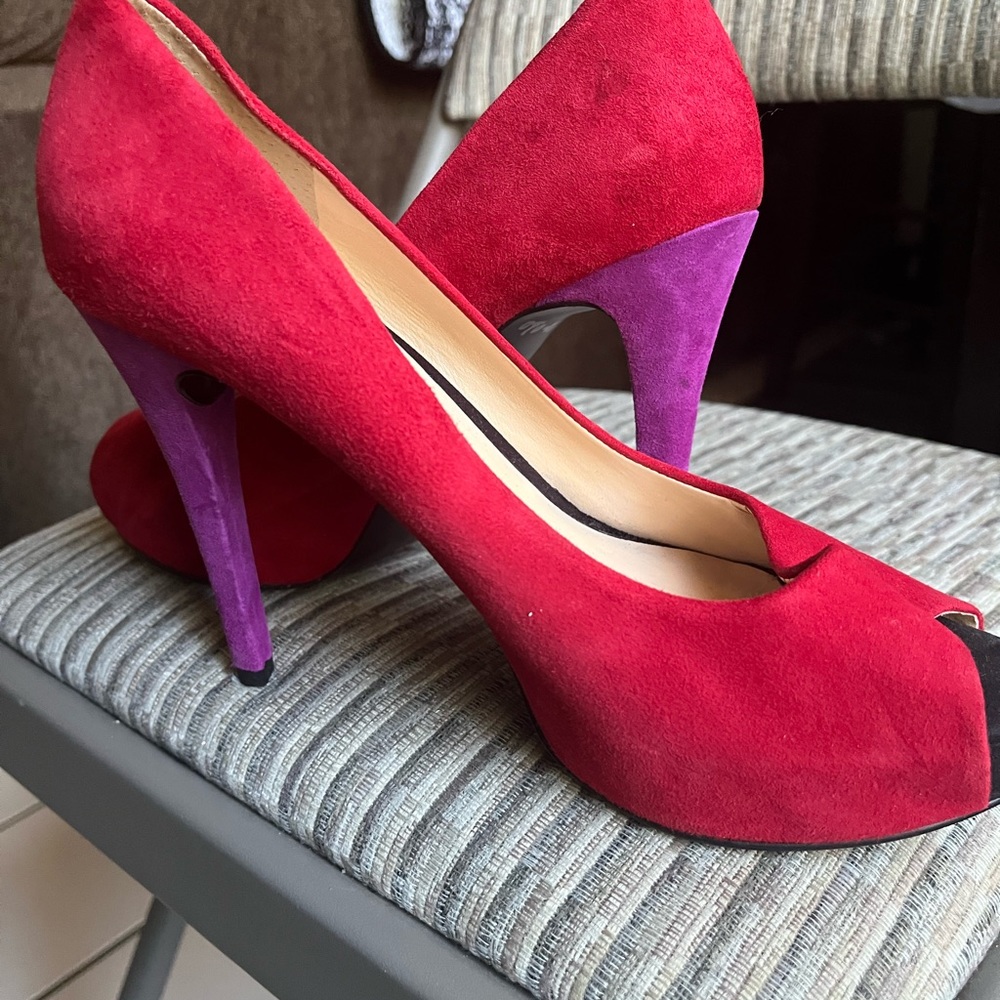 Guess peep toe platform shoe